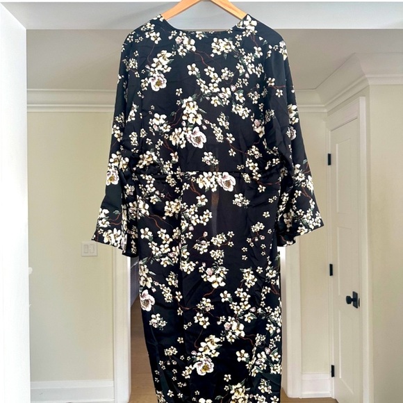 R.-YA Kimono-style Long Sleeve Duster. Gorgeous White Floral Print on Black. OS. - Picture 7 of 7